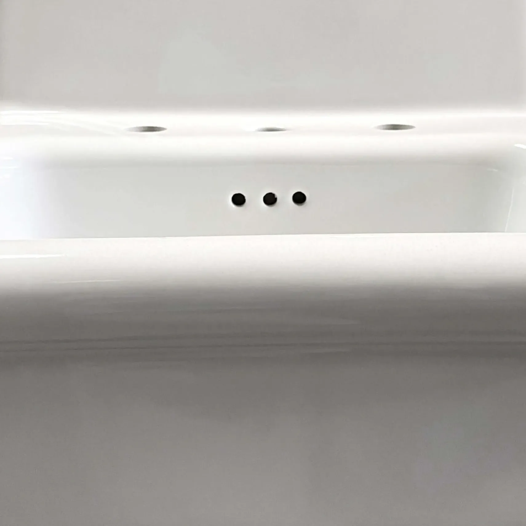 Nantucket Sinks Victorian 19.5" x 17.75" Irregular Wallmount Fireclay Bathroom Sink with Accessories, White/White, NS-VCDM20-WW